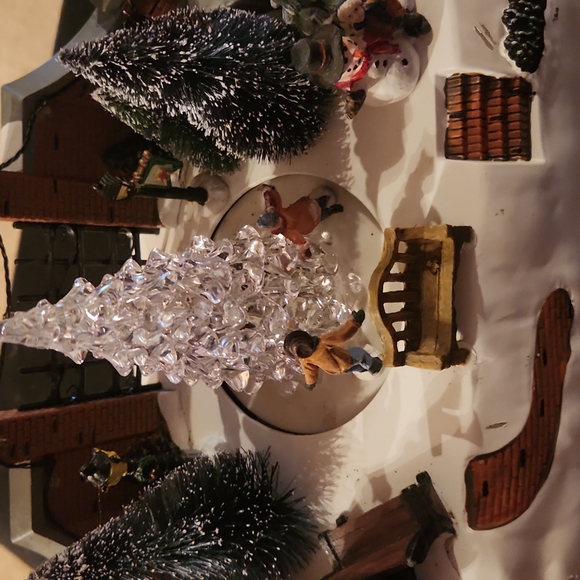 Village Lemax kids skating around the tree at Ice Pond - Picture 5 of 8